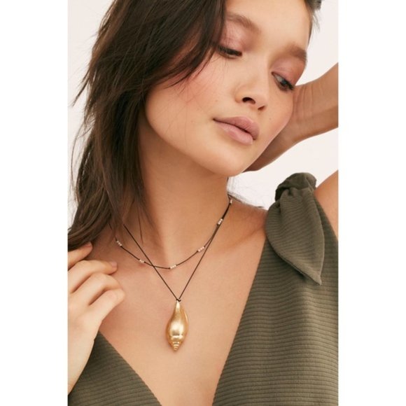 Free People Jewelry - Free People gold shell pearl layered necklace NWT
